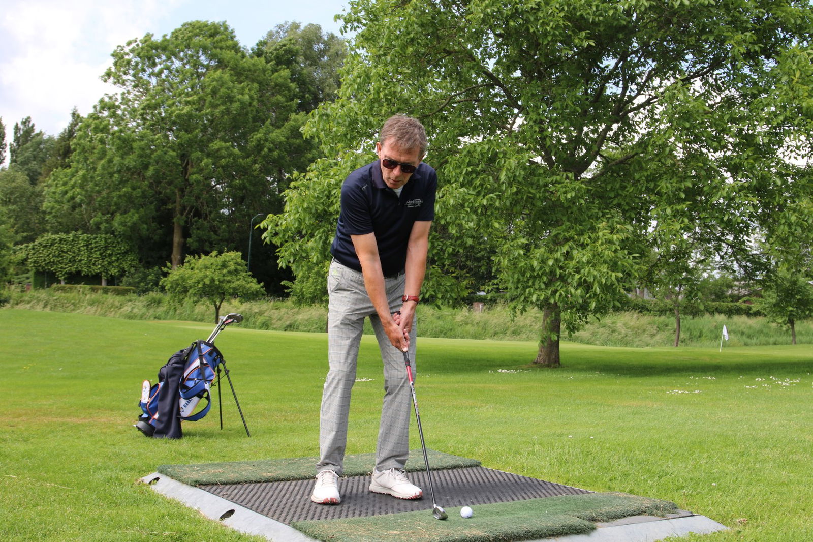 Golfer slaat af op de shortgolfbaan van Golfpark Almkreek vanaf de afslagmat