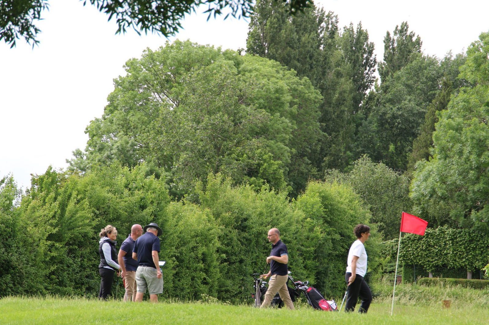 Groep golfers speelt tijdens een golfdag op de shortgolfbaan van Golfpark Almkreek bij de green