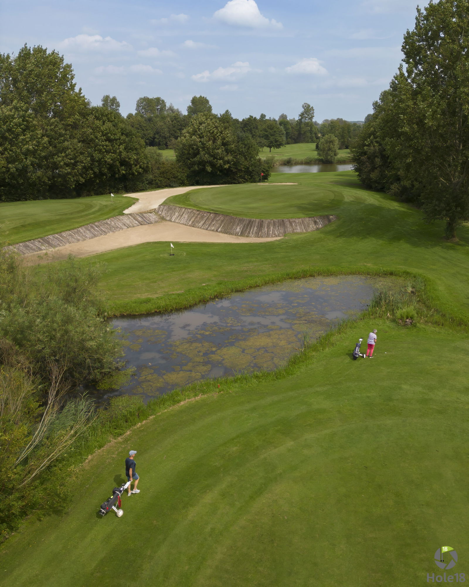 Luchtfoto van de golfbaan van Golfpark Almkreek met green, bunker en waterpartij