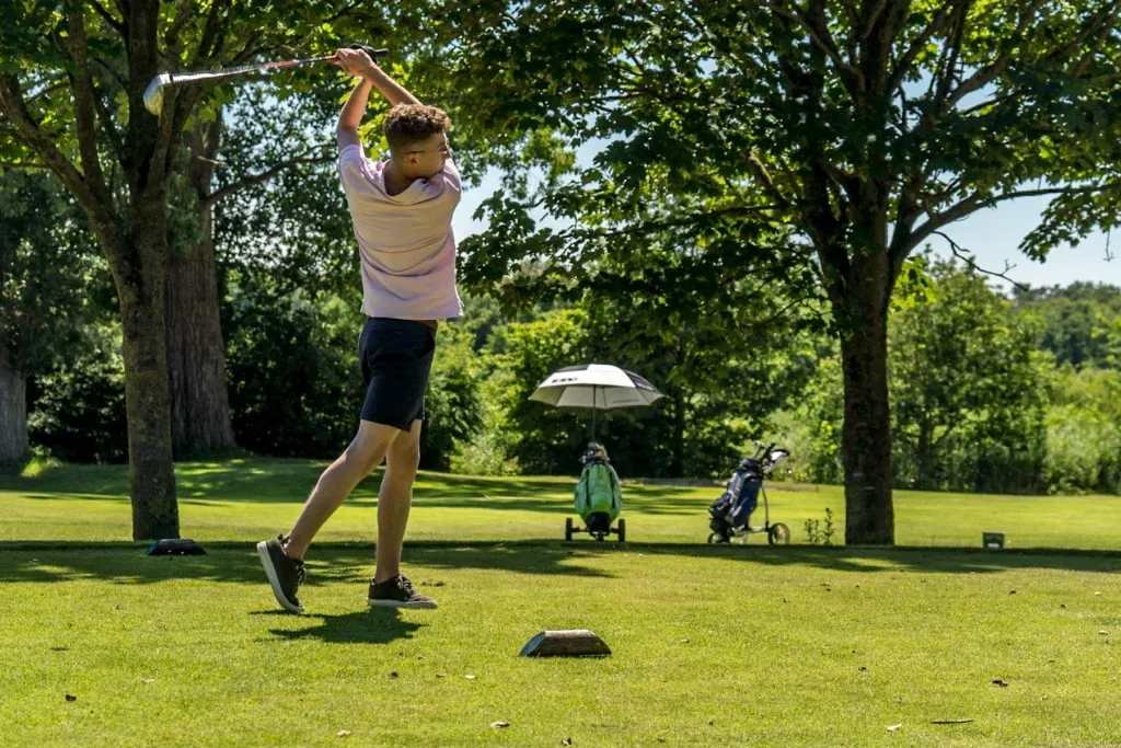 9 holes: shortgolf (PAR 3)