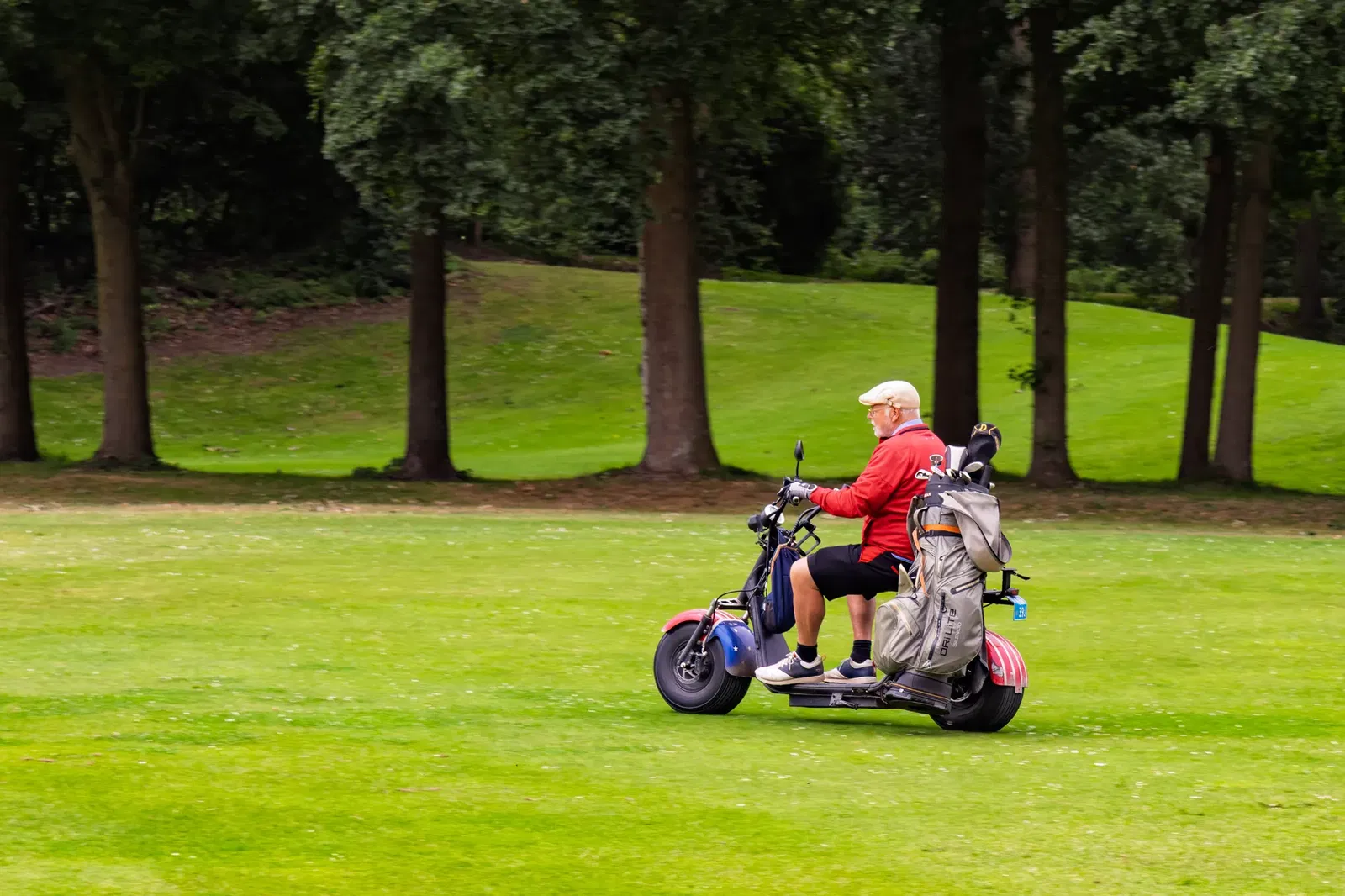 Golfer op golfscooter op Westerpark