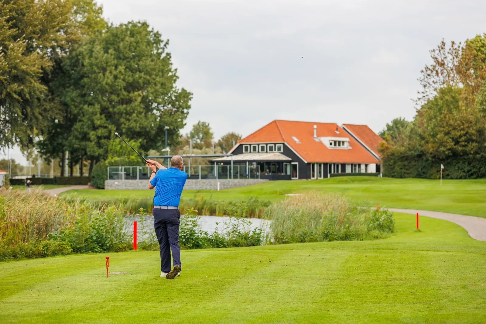 9 | 18 holes golfbaan Golfpark De Kurenpolder met brasserie en golfer in de baan