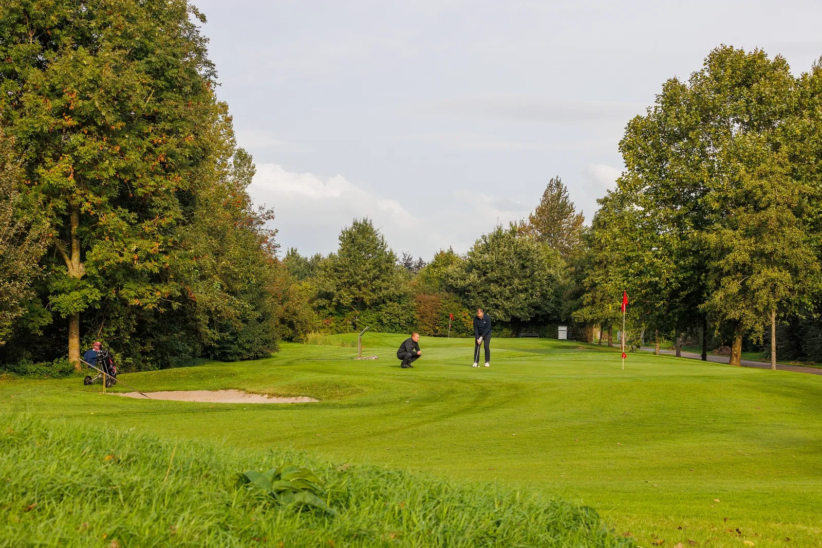 Spelers op de 9 holes kleine baan van Golfpark De Kurenpolder