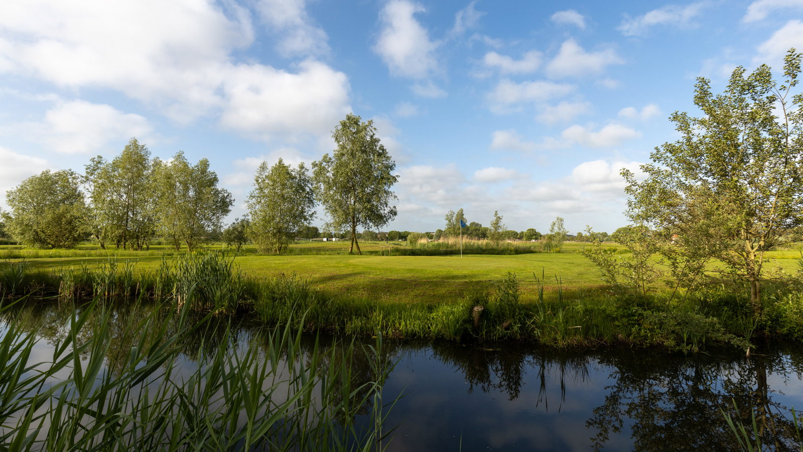 Groen landschap met waterpartijen op de golfbaan van ShortGolf Utrecht