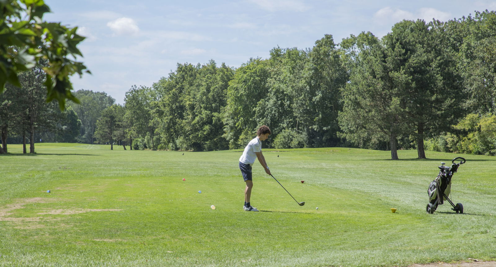 Een golfer die afslaat op Golfpark De Purmer